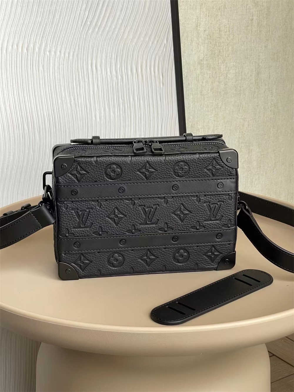 Louis Vuitton HANDLE SOFT TRUNK  M59163  size：21.5x15x7cm 2025 new 